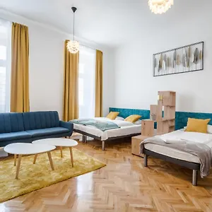 Bpr Stylish Vagabond With Ac Budapest